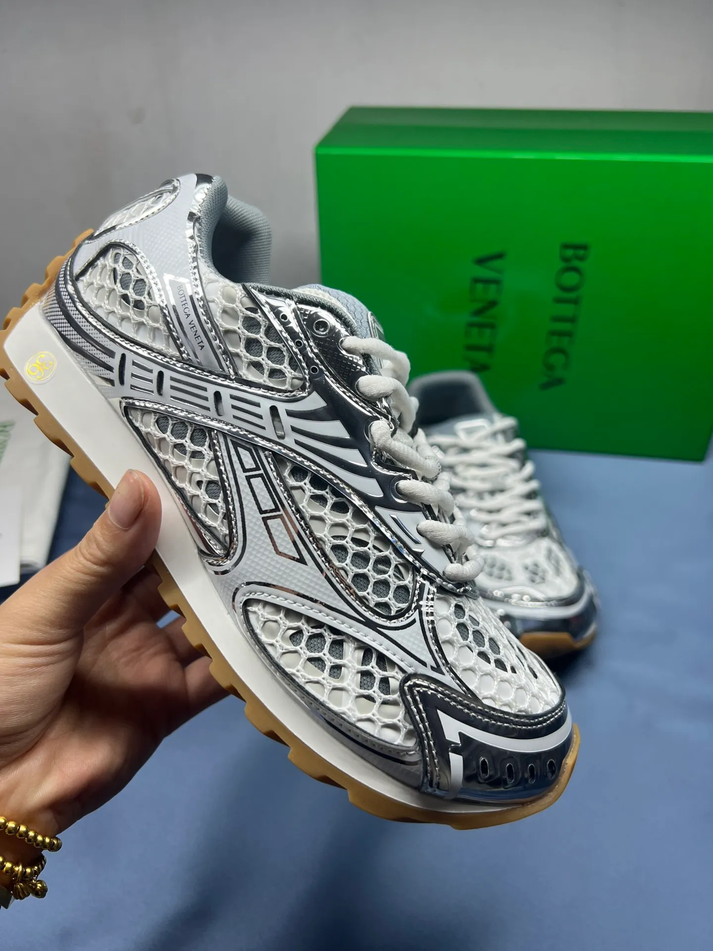 👟👟Ex-factory price 600👟👟 Men's size +10 Real photos 🔥🔥BV Orbit sneakers Wang Yibo's same style couple's dad shoes Runner sneakers, made of lightweight technical mesh fabric. Matched with geometric pattern designed rubber outsole Wang Zha series high version Look for the package craftsmanship The actual height is much higher, but the legs are still slim. Very nice and playable and durable Matching to the standard 💯 Package shoe technology Look for the high version The outsole is made of color-blocked TPU outsole Women's model 35 36 37 38 39 40 41 (40 41 customized) Men's model 39 40 41 42 43 44 45. (Customized size 45) (Customer logo can be accepted without refund or exchange at a favorable price) Equipped with original packaging